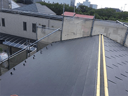 屋根材の設置と貫板と棟鈑金の設置